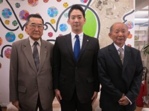 来社した桜井会長、板倉さん、蓮沼総務