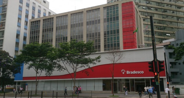 開設地として決定した建物。ＪＨ開所後、地上階はブラデスコ銀行とＪＨが半々で使用するという