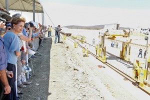 北東伯縦断鉄道のピアウイ州の建設現場を訪れたジウマ大統領（Foto: Roberto Stuckert Filho/PR）