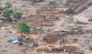 汚泥が通り過ぎた後のマリアナ市は廃墟のようになった（Foto: Antonio Cruz/Agência Brasil, 07/11/2015）