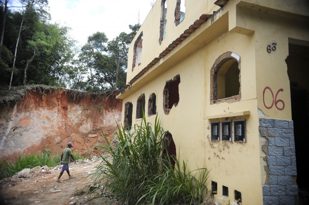 今も残る損壊家屋や濁流が土をえぐった崖（Tânia Rêgo/Agência Brasil,11/01/2016）