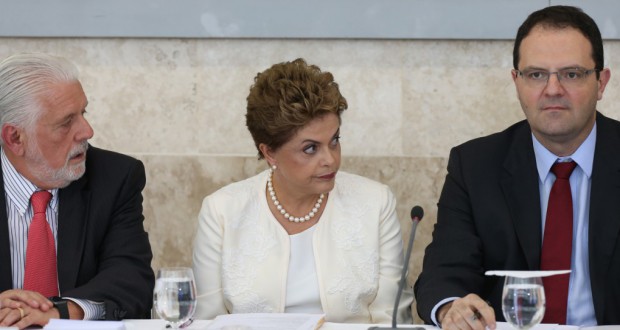 大審議会に出席した（左から）ジャッケス・ヴァギネル官房長官、ジウマ大統領、ネルソン・バルボーザ財務相（Lula Marques/Agência PT）