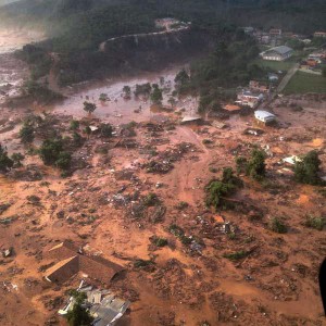 ダムが決壊した翌日のマリアナ市の様子。汚泥の濁流が屋根まで達している（Foto: Corpo de Bombeiros/MG, 05/11/2015）