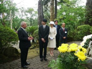 神妙な面持ちで慰霊碑の説明を聞かれる両殿下（イビラプエラ公園）