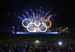 昨年５月、リオ市に開幕された五輪シンボルマークのモニュメント（Foto: J. P. ENGELBRECHT/PMERJ）