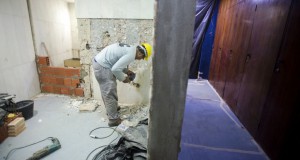 女性用のトイレの設置作業を行う作業員達（Marcelo Camargo/Agência Brasil）