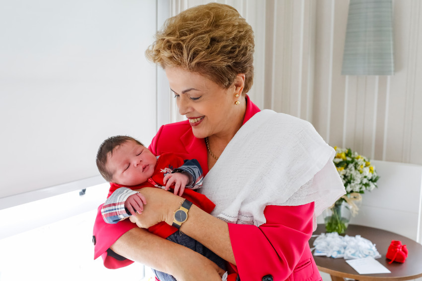 生まれて間もないギリェルメちゃんを抱きかかえるジウマ大統領（Roberto Stuckert Filho/PR）