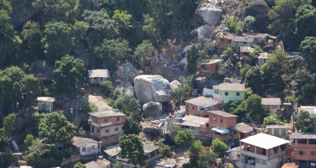山肌を転がった巨大石は、家屋を直撃した（Alexandre Alvares/Semcom）