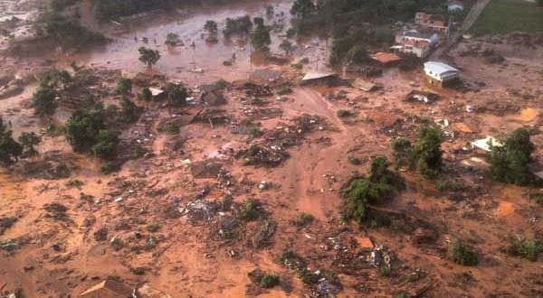 上空から見たダム決壊事故直後の被災地（Corpo de Bombeiros/MG - 05/11/2015）