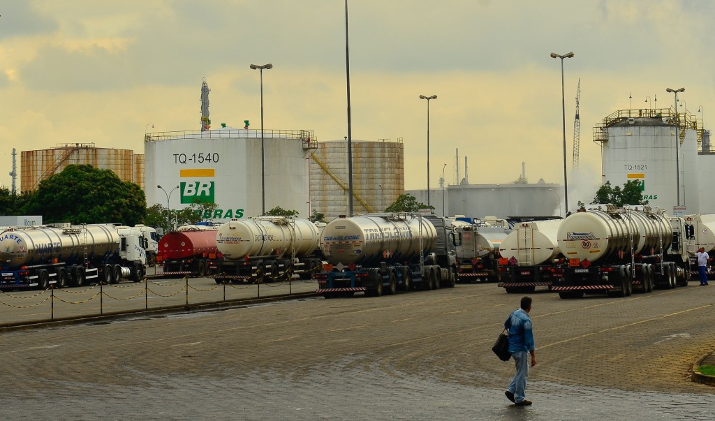 原油安は世界市場に影響を与えている（Rovena Rosa/Agencia Brasil）