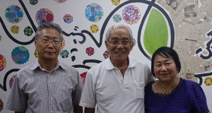 （左から）松村さん、村上さん、妻のことじさん