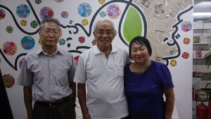 （左から）松村さん、村上さん、妻のことじさん