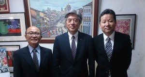 （左から）平田藤義事務局長、樹神総務委員長、大久保敦企画戦略委員長