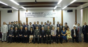 岩田幕僚長を囲んで記念撮影（椅子の左から６番目）