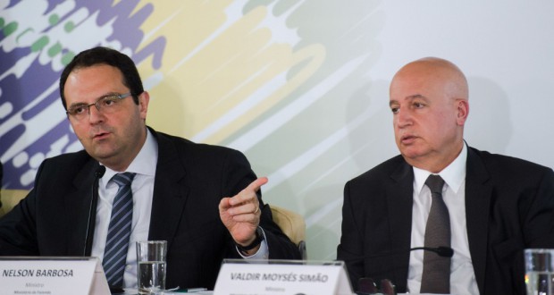 支出削減案を発表するバルボーザ財相（左）とシモン企画相（Marcelo Camargo/Agência Brasil）