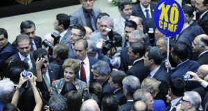 ジウマ大統領と「ＣＰＭＦあっち行け」とプラカードを掲げる野党議員（Lucio Bernardo Jr./Camara dos Deputados）