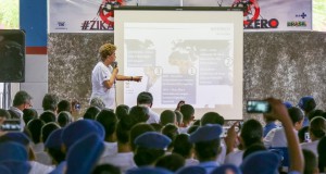 アルフレッド・ヴィアンナ軍警校で児童達に授業をするジウマ大統領（Roberto Stuckert Filho/PR）
