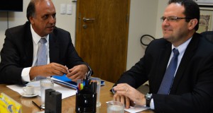 ペゾン・リオ州知事（左）と会談するバルボーザ財相（右）（Valter Campanato/Agência Brasil）