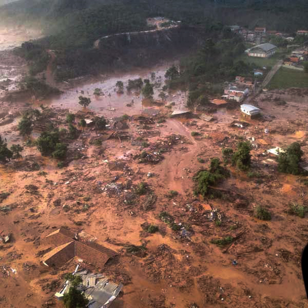 史上最悪の環境災害となったサマルコ社の鉱滓ダム決壊事故（Corpo de Bombeiros/MG 05/11/2015）