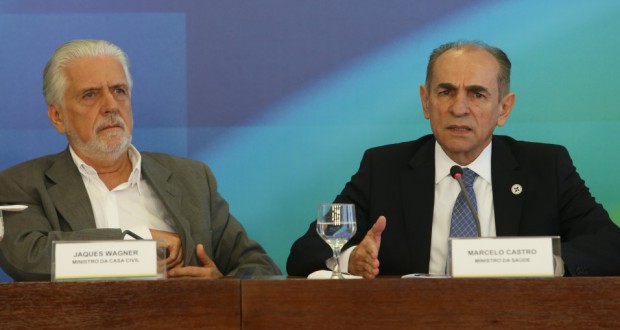 ジャッケス・ワグネル官房長官（左）とマルセロ・カストロ保健相（右）（Lula Marques/Agencia PT）
