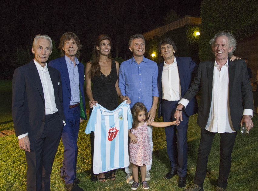 アルゼンチンのマクリ大統領一家と写真に収まるローリング・ストーンズ（Casa Rosada）