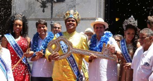 パエス市長（中央右）とレイ・モモ（中央左）、パエス市長の隣が女王で、一番左が第二王女（Ricardo Cassiano/Prefeitura do Rio）