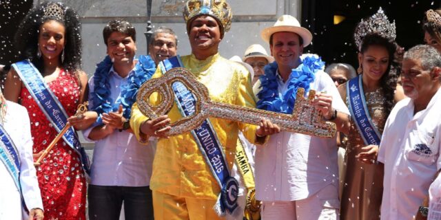 パエス市長（中央右）とレイ・モモ（中央左）、パエス市長の隣が女王で、一番左が第二王女（Ricardo Cassiano/Prefeitura do Rio）