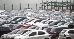 １月の国内自動車販売台数は昨年１月比で４割近くダウンした（参考映像）（Marcelo Camargo/Agencia Brasil）