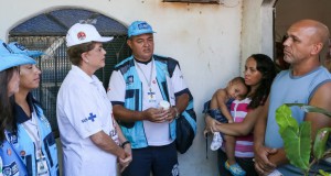 リオ市サンタクルーズのゼッペリン地区に現れ、ネッタイシマ蚊駆除対策の前線に立つジウマ大統領（Roberto Stuckert Filho/PR）