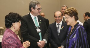 昨年１１月に会談したジウマ大統領（右端）とマーガレット・チャンＷＨＯ事務局長（左端）（Roberto Stuckert Filho/PR）