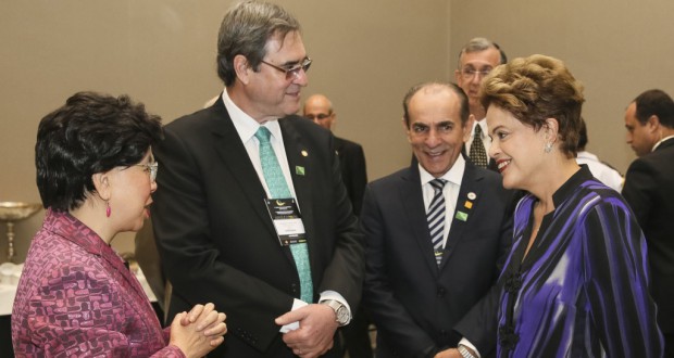 昨年１１月に会談したジウマ大統領（右端）とマーガレット・チャンＷＨＯ事務局長（左端）（Roberto Stuckert Filho/PR）