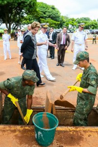 ジウマ大統領の号令下、蚊撲滅に乗り出した海軍（Foto: Roberto Stuckert Filho/PR）