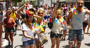 思い思いの格好でパレードをする参加者達（Filhos da Foto/Fotos Publicas）