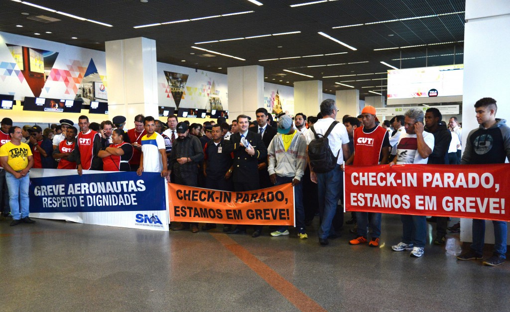 ブラジリア空港のロビーに集まったスト参加者達（José Cruz/Agência Brasil）