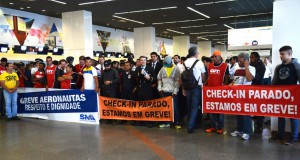 ブラジリア空港のロビーに集まったスト参加者達（José Cruz/Agência Brasil）