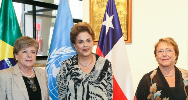 左からバルセナＣｅｐａｌ事務局長、ジウマ大統領、バチェレ、チリ大統領（Roberto Stuckert Filho/PR）