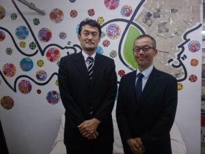 佐藤次長（左）と前任の遠藤さん