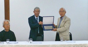 長年の貢献を称え青山新会長（左）から記念プラッカを受け取る山田前会長