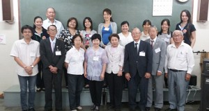 日本語研修会にて。前列右から４人目が栗原講師（ともに提供写真）