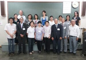 日本語研修会にて。前列右から４人目が栗原講師（ともに提供写真）