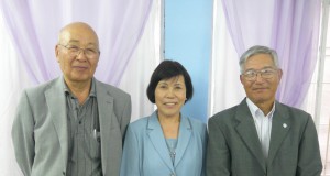（左から）小山名誉会長、杓田会長、大矢副会長