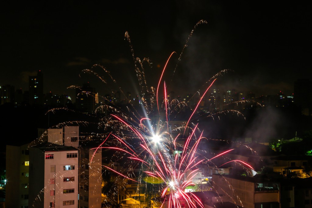 ブラジルでは各地で花火があがり、賑やかに新年を祝う。 (Foto Paulo PInto/Fotos Públicas)