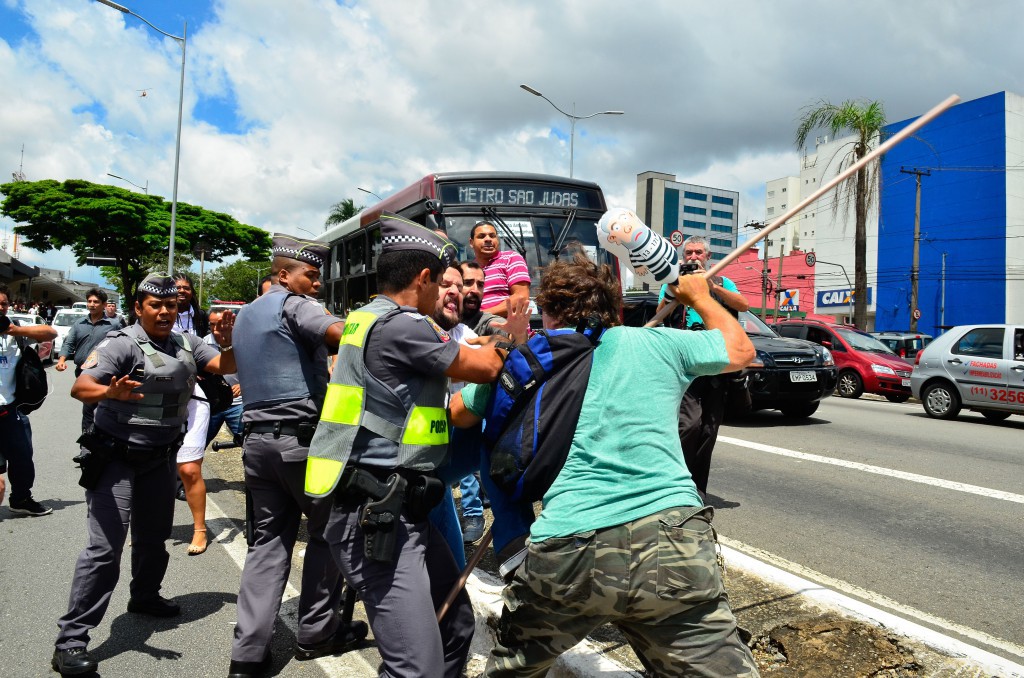 コンゴーニャス空港前での乱闘の一幕と割って入ろうとする軍警達（Rovena Rosa/Agência Brasil）
