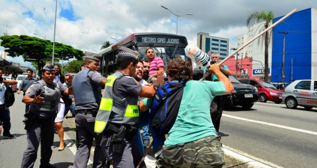 コンゴーニャス空港前での乱闘の一幕と割って入ろうとする軍警達（Rovena Rosa/Agência Brasil）
