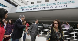 聖市の公立病院オープン式典のハダジ聖市長（中央）（Cesar Ogata/SECOM 15/12/11）
