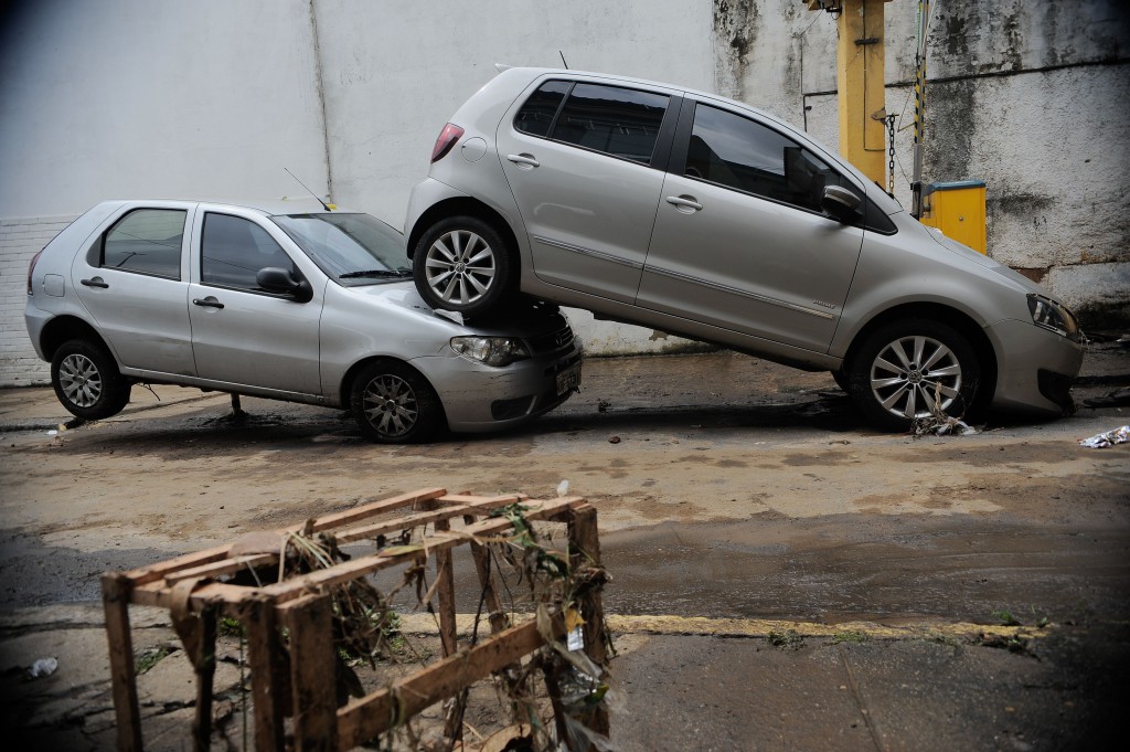 １２日夜にリオ市で降った大雨で流された自動車（Fernando Frazao/Agencia Brasil）