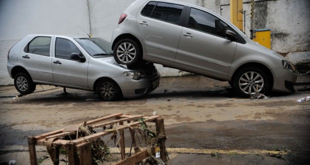 １２日夜にリオ市で降った大雨で流された自動車（Fernando Frazao/Agencia Brasil）