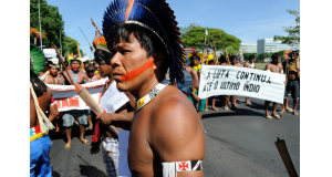ブラジルの先住民族は定期的にブラジリアで権利保護の活動を行っている（Lucio Bernardo Junior/Camara dos Deputados）