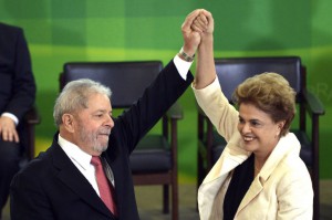 官房長官就任式で嬉しそうなルーラとジウマ（Foto: José Cruz/Agência Brasil）