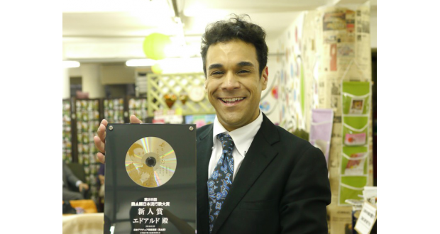 日本ＮＡＫ新人賞の盾を持つエドアルドさん